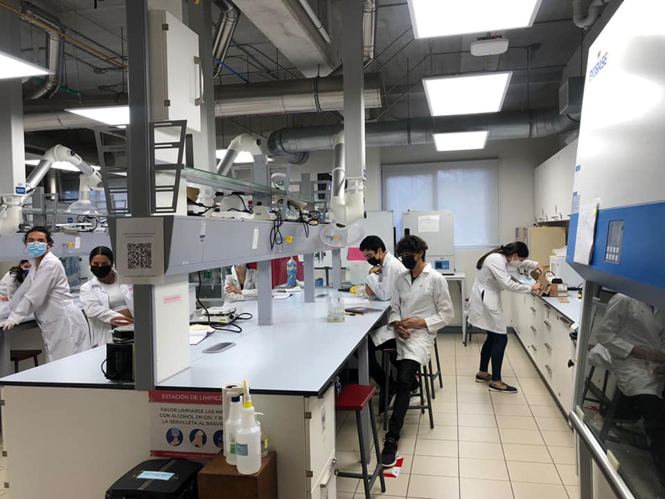 Miembros de CRbiomed conocen el potencial de los Laboratorios de la Escuela de Química de la Universidad Nacional de Costa Rica (UNA)